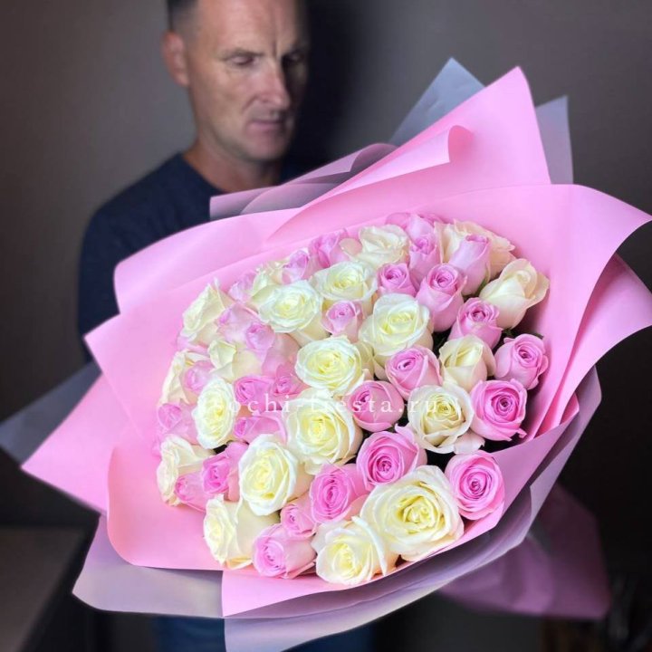 51 белых и розовых роз в Симферополи