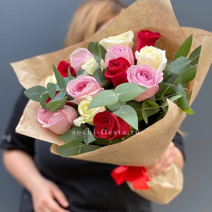 Букет из 15 роз с эвкалиптом в Симферополи