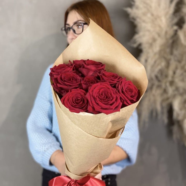 9 красных роз в крафте в Симферополи