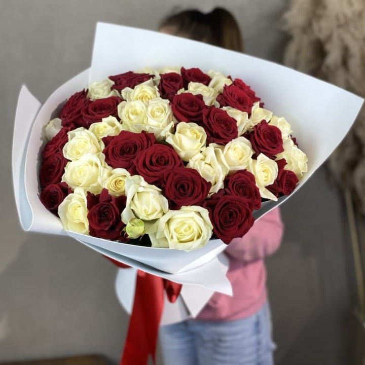 51 красная и белая роза в Симферополи