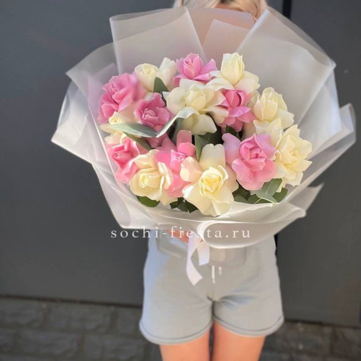 15 бело-розовых роз в Симферополи