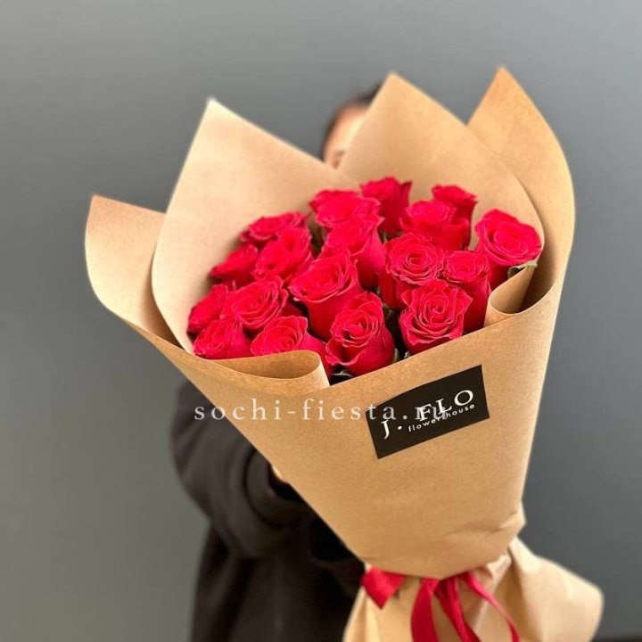 19 красных роз в крафте в Симферополи