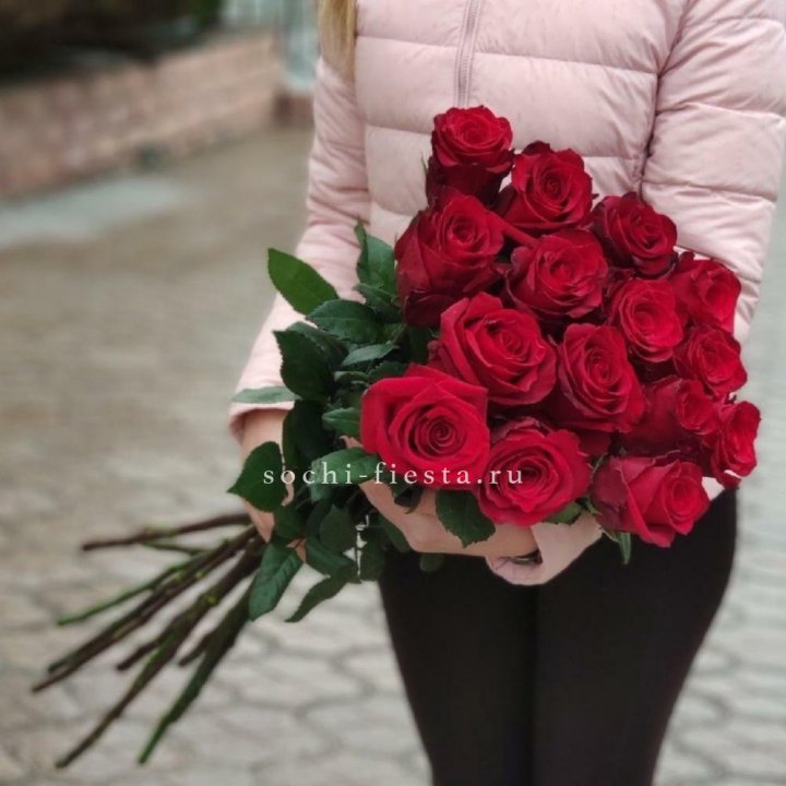 15 высоких красных роз в Симферополи