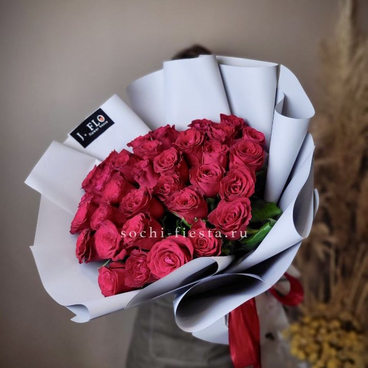 Красные розы 33 шт в Симферополи