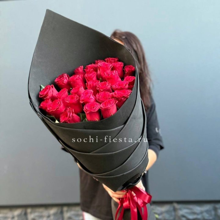 25 высоких красных роз в Симферополи