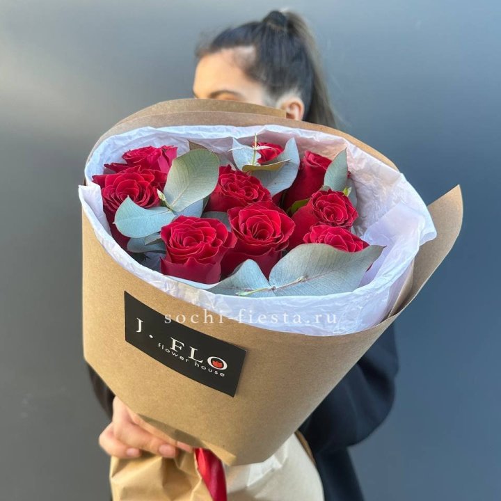 9 роз с эвкалиптом в Симферополи