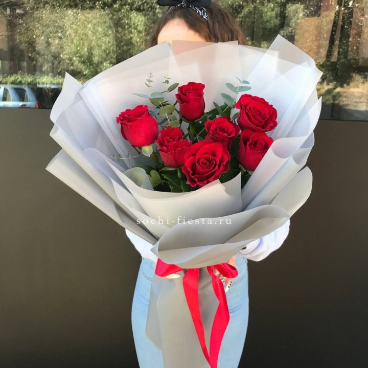 7 красных роз с эвкалиптом  в Симферополи