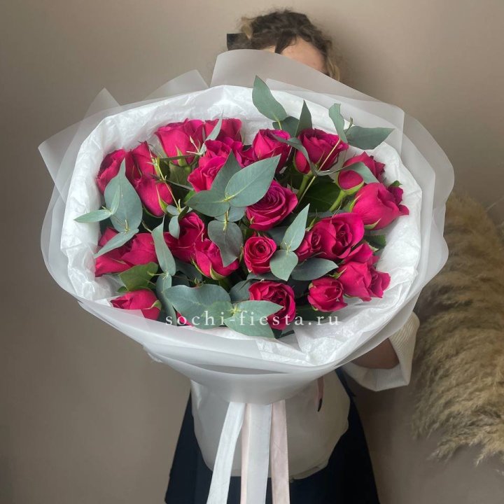 25 малиновых роз с эвкалиптом в Симферополи