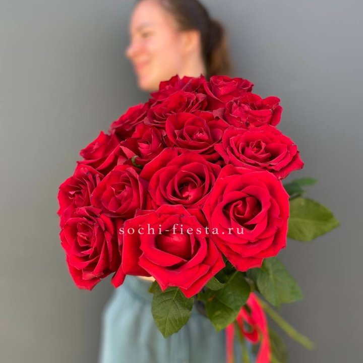 15 красных роз под ленту в Симферополи
