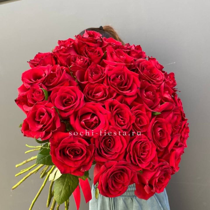 35 красных роз под ленту в Симферополи