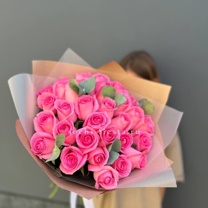 31 розовая роза с эвкалиптом в Симферополи