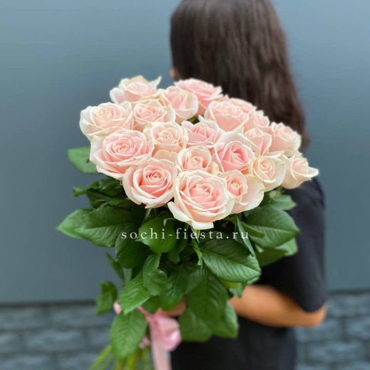 Высокие розовые розы в Симферополи
