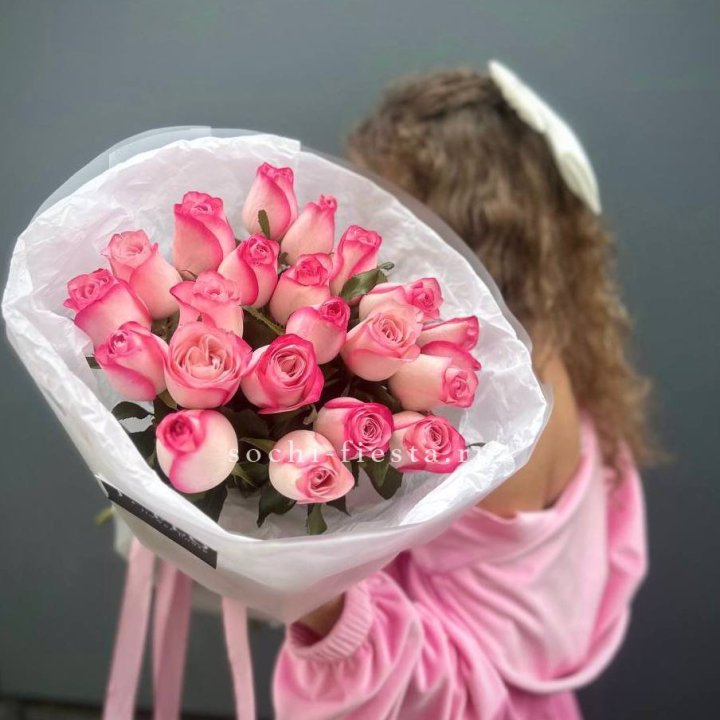 21 розовые розы Венди  в оформлении в Симферополи