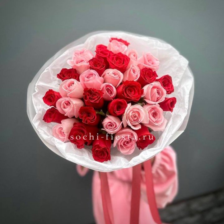 Букет красных и розовых 35 роз в Симферополи