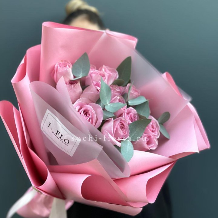 15 Розовых роз с эвкалиптом в Симферополи