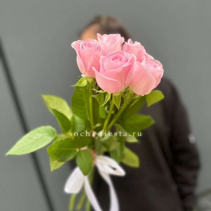 Букет 5 розовых роз  в Симферополи