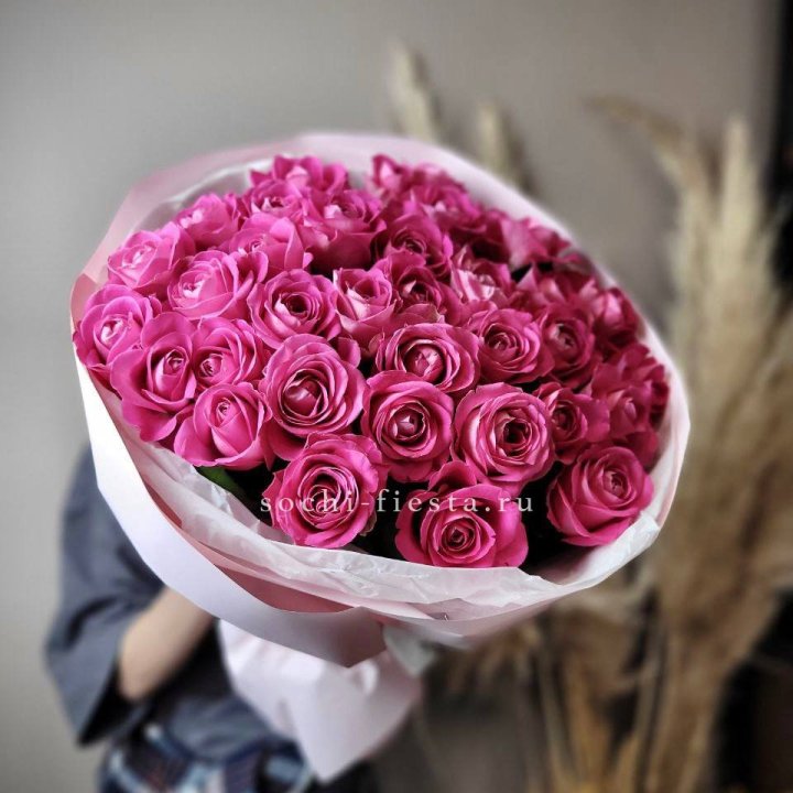 35 розовых роз  в Симферополи
