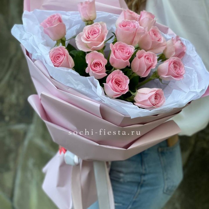 Розовые розы в авторском оформлении в Симферополи