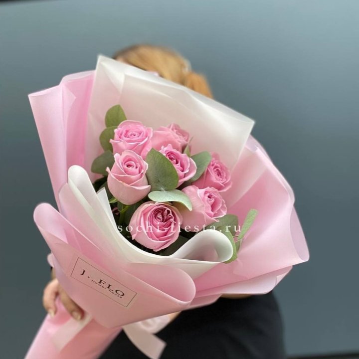 7 розовых роз с эвкалиптом в Симферополи