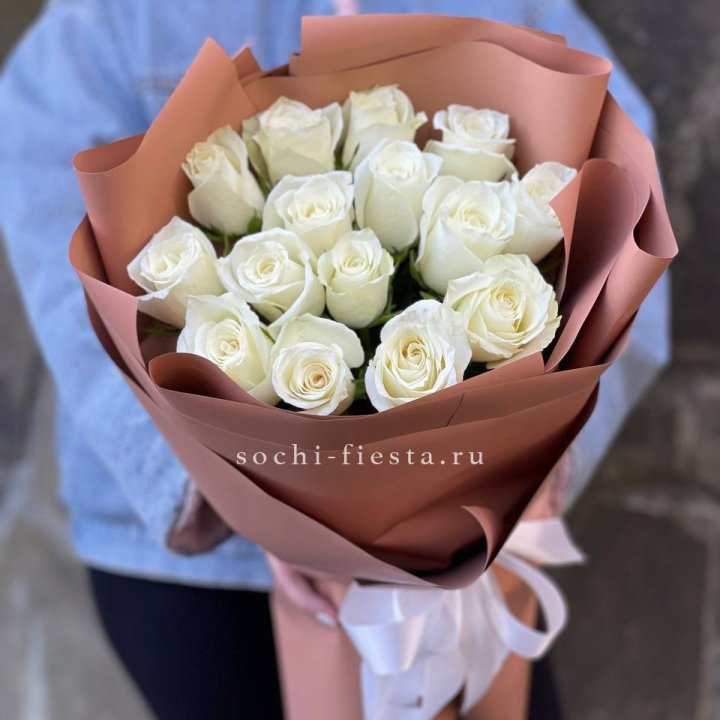 15 белых роз сиена в Симферополи