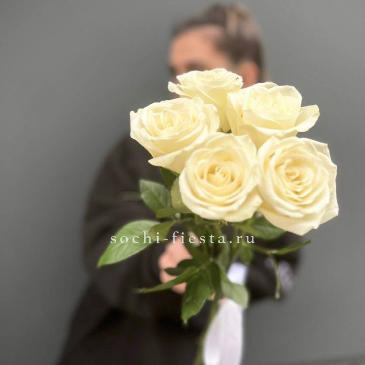 Букет 5 белых роз  в Симферополи