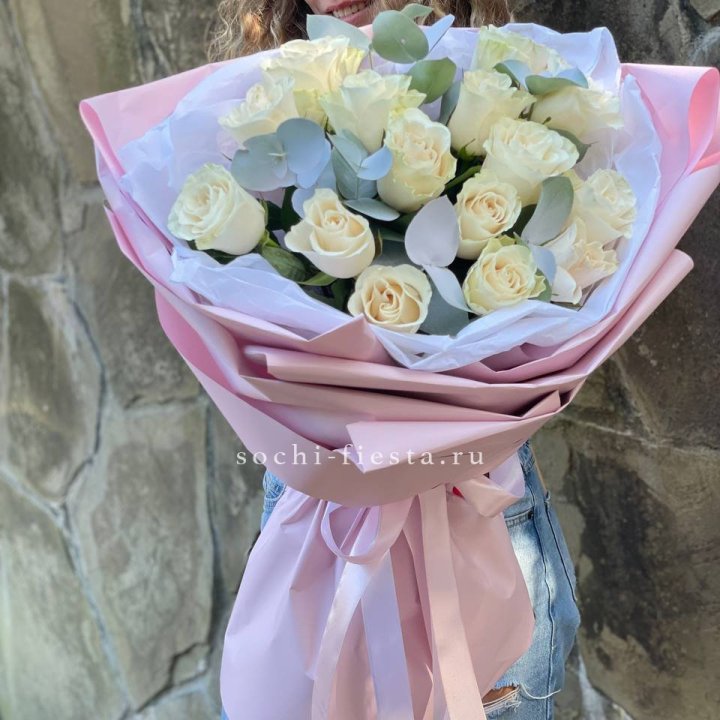 Белые розы в авторском оформлении в Симферополи