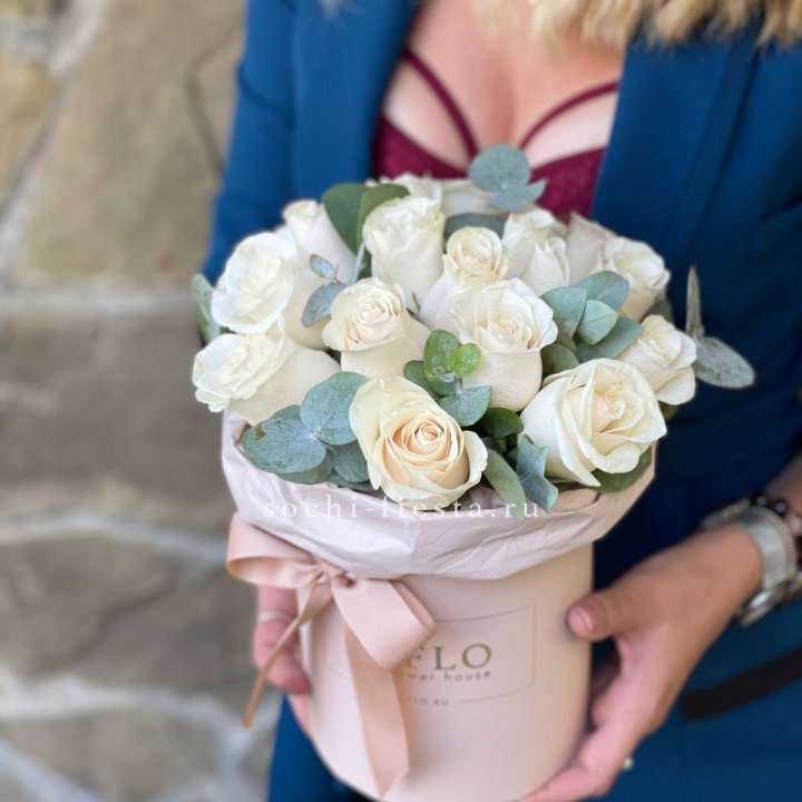 Цилиндр из белых роз в Симферополи