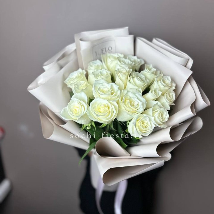 19 белых роз  в Симферополи