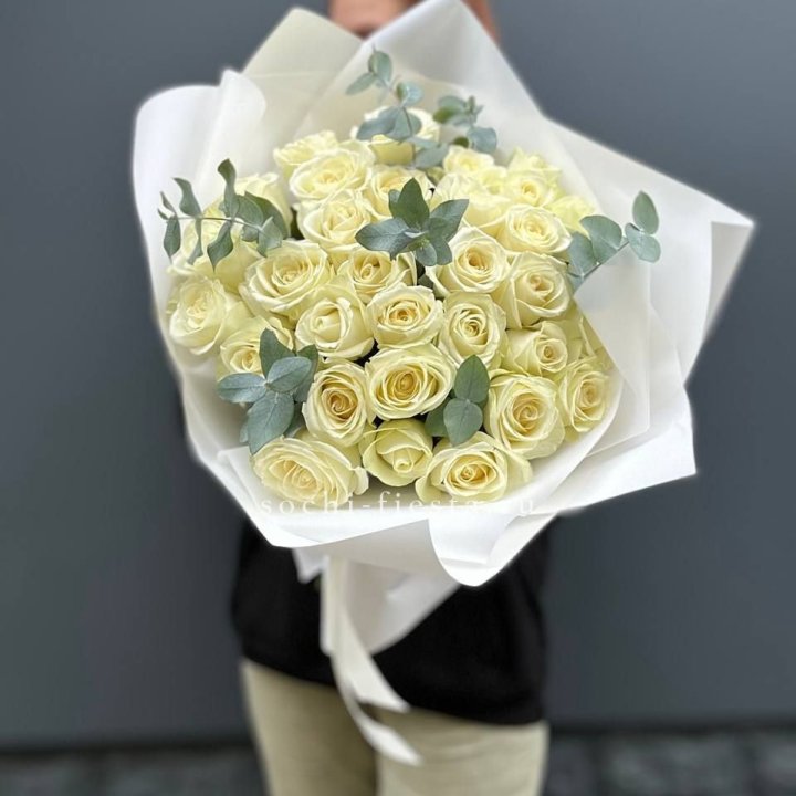 31 белая роза с эвкалиптом в Симферополи