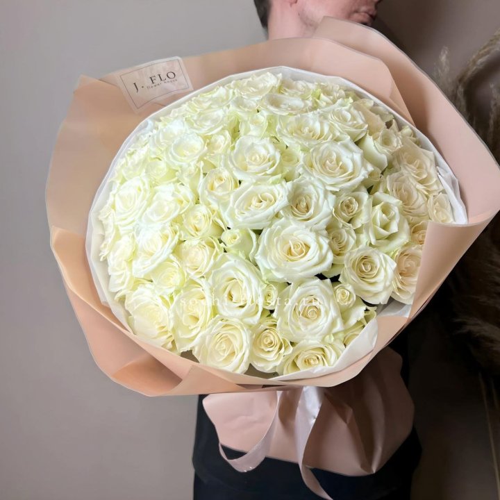 51 белая  роза в оформлении в Симферополи