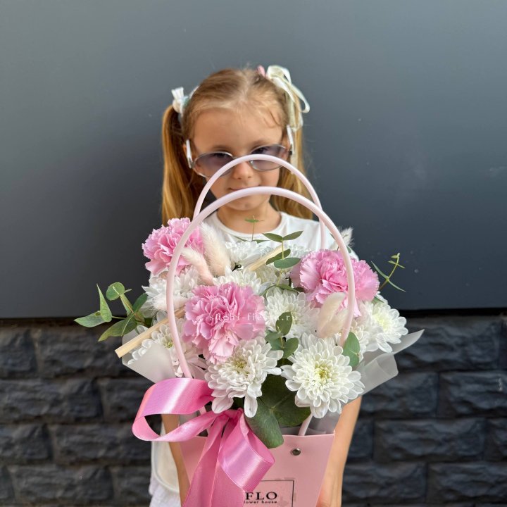 Сумочка из стойких хризантем и диантуса в Симферополи