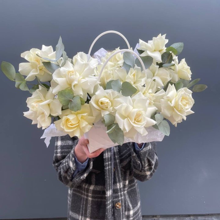 15 белых роз в сумочке в Симферополи