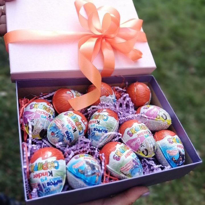 Коробка с киндерами в Симферополи