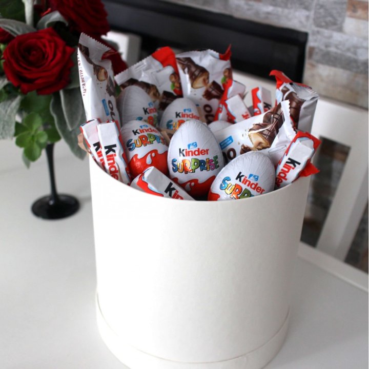 Коробка с киндерами  в Симферополи