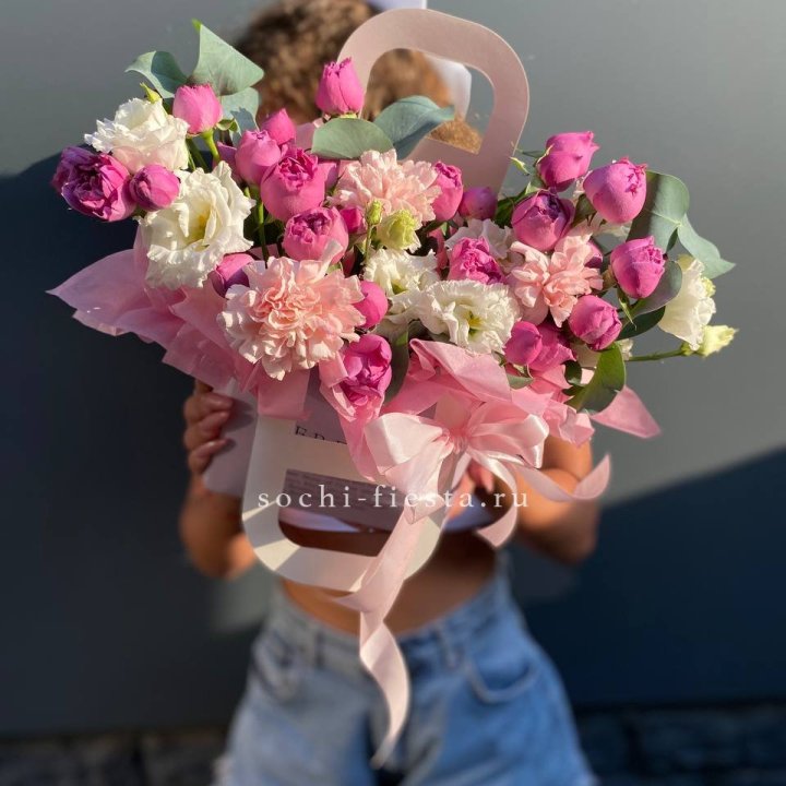 Сумочка с кустовой розой и диантусами в Симферополи