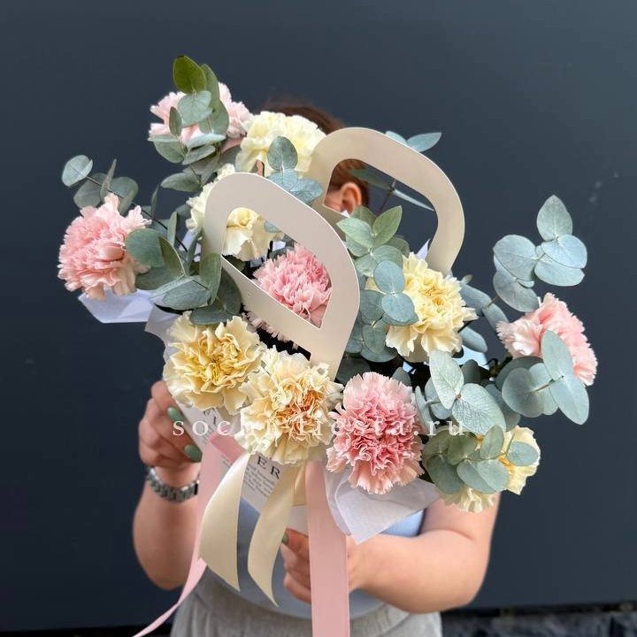 Сумочка из диантусов в Симферополи