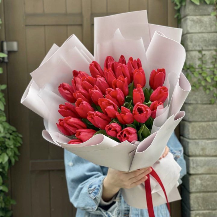 35 красных тюльпанов в Симферополи
